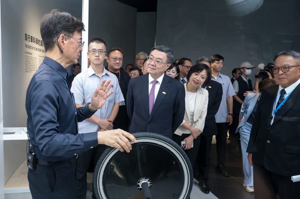 2025年9月5日行政院長卓榮泰參訪巨大公司並與自行車業者交流座談會 (2)