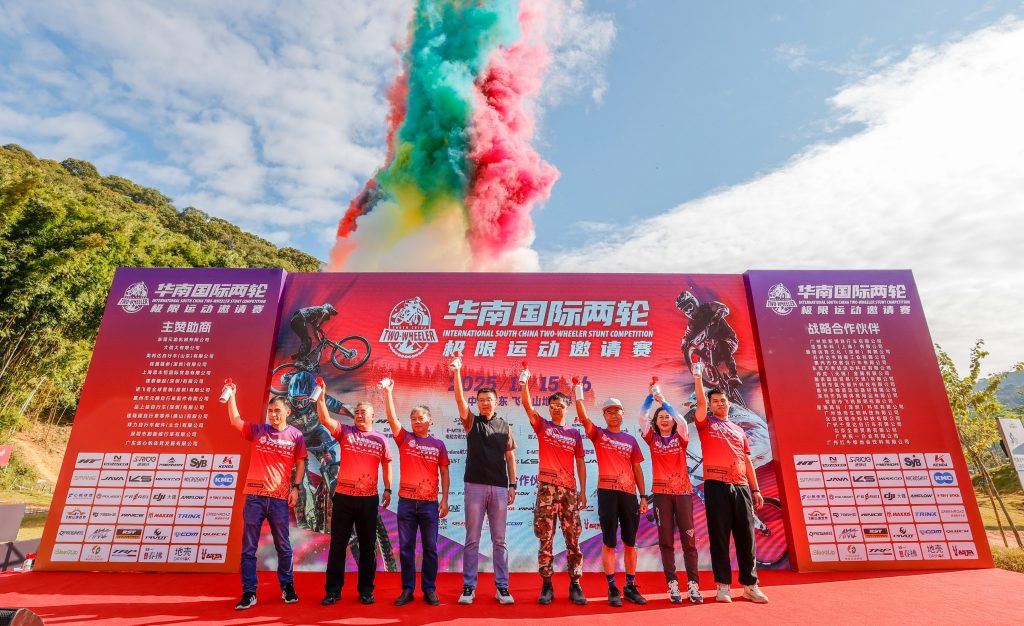 002 赛事首日登场的是「美利达xco越野赛」鳴笛出發 0