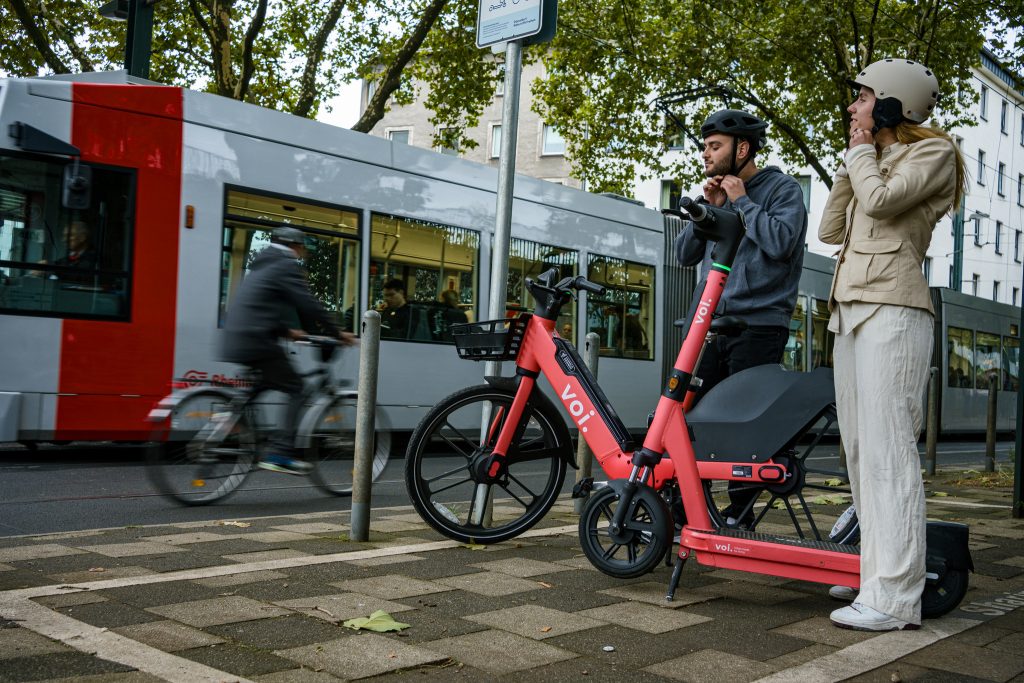 Nutzer innen beim leih von voi fahrzeugen