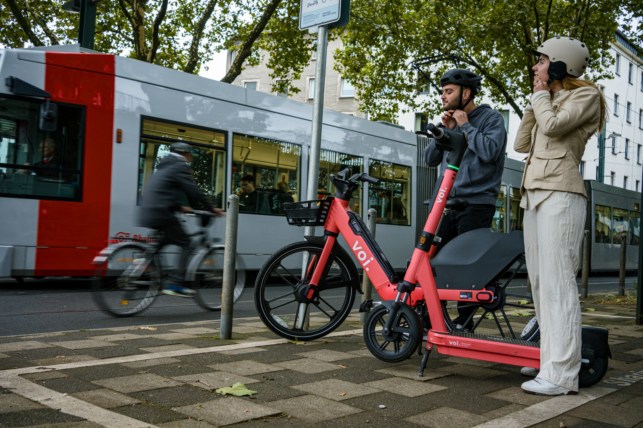 Nutzer innen beim leih von voi fahrzeugen
